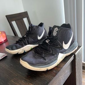 Kyrie 5 ‘Black Magic’